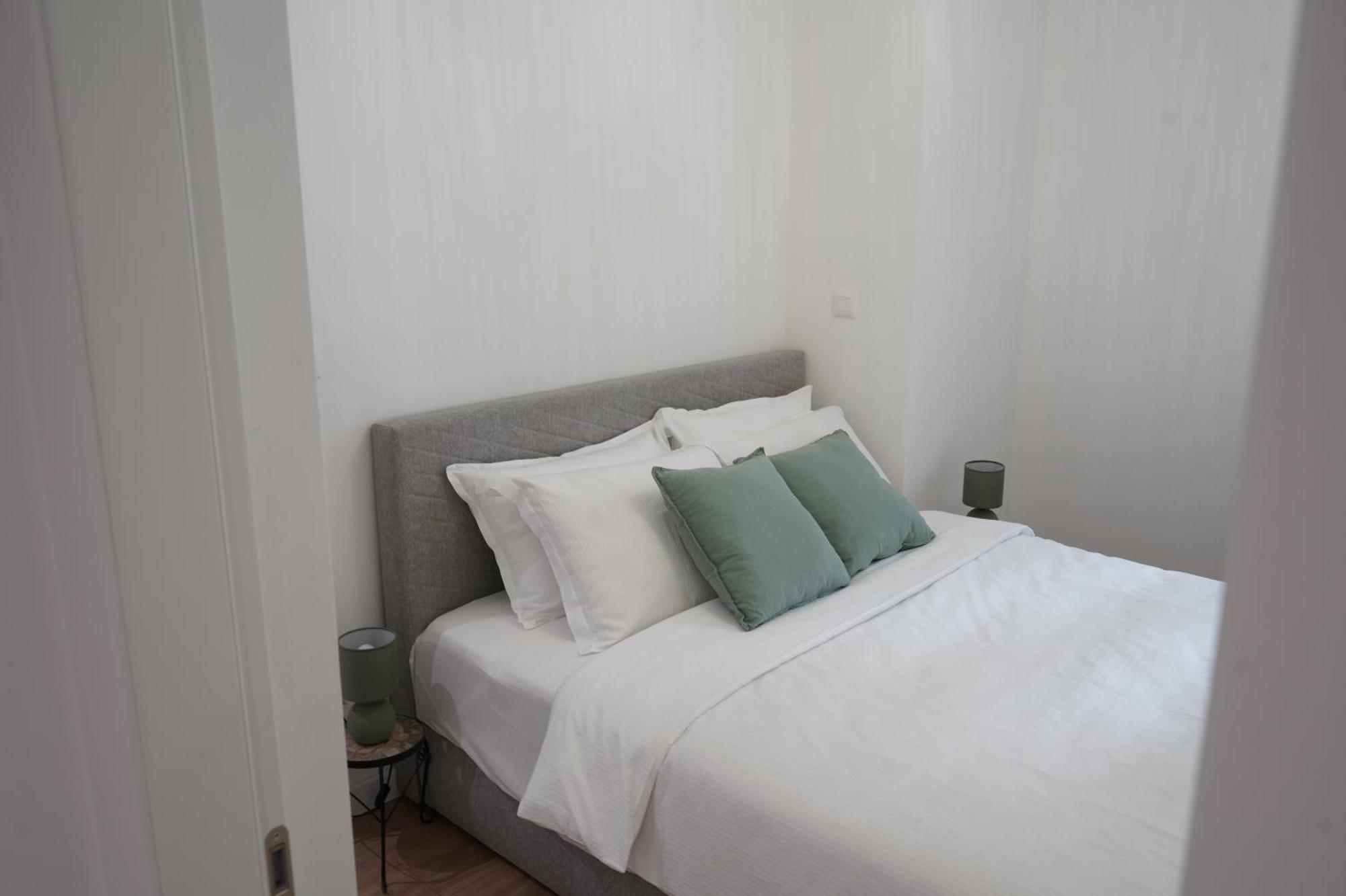 Luxury Seaside For 4, Steps From The Beaches, Bars, Restaurants, Center Of Stobrec Apartman Split