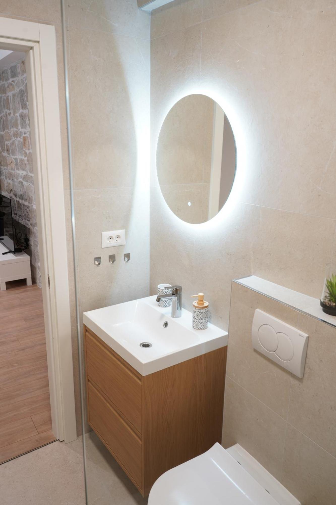 Luxury Seaside For 4, Steps From The Beaches, Bars, Restaurants, Center Of Stobrec Apartman *
